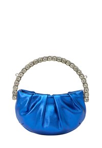 Niebieska metaliczna torebka o plisowanej fakturze, z falistym uchwytem ozdobionym przezroczystymi kryształami. Kompaktowy i zaokrąglony kształt.