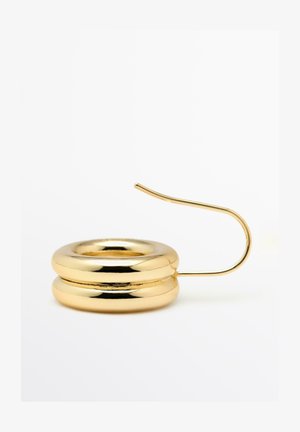 Złocone kolczyki-koła z trzema nałożonymi na siebie pierścieniami o gładkiej, refleksyjnej powierzchni oraz zakrzywionym haczykiem do mocowania w uchu.