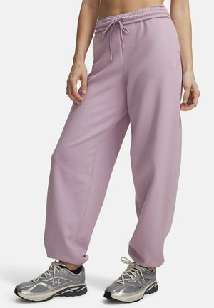 Under Armour, ICON FLEECE: REINVENTED - Долнище на анцуг - mauve pink
