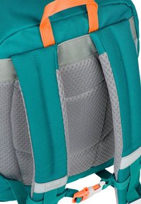 Zaino color teal con accenti arancioni, dotato di pannello posteriore in rete grigia imbottita e spallacci regolabili per supporto e comfort.