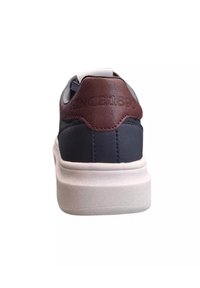 Sneaker marrone e blu navy con tallone in pelle testurizzata, suola in gomma bianca e dettaglio in rilievo "SINCE 1890" sul retro.