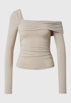 Bežová dlhá rukávová blúzka s off-the-shoulder dizajnom, ktorý zdobí riasenie a priliehavý strih. Hladká a elastická tkanina.