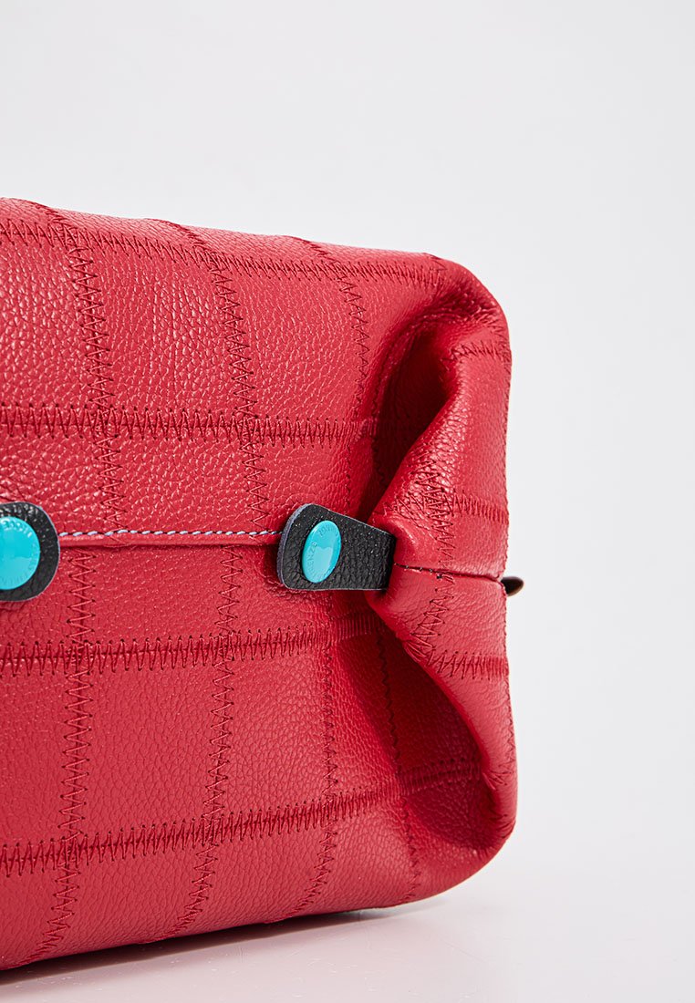 Bolso de cuero rojo texturizado con un patrón de cuadros cosido. Presenta acentos negros con botones turquesa. Forma redondeada y acabado suave.