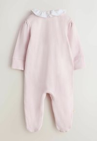 Růžový kojenecký overal s dlouhým rukávem a bílým, volánkovým límečkem. Měkký materiál, s nohavičkami a zaobleným výstřihem. Čisté a jednoduché provedení.