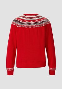 Czerwony sweter z wzorzystym karczkiem w białe i ciemne akcenty, z prążkowanymi mankietami i dołem, wykonany z miękkiej dzianiny.