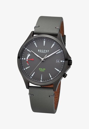 Montre-bracelet solaire Regent avec cadran noir, index horaires blancs, indicateur de réserve de marche rouge, fenêtre de date à 3 heures et bracelet en cuir gris.