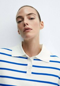 Mango Langarmshirt - neon blue