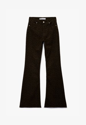 Bruine flare jeans met een subtiele zwarte luipaardprint, gemaakt van denim met een gladde textuur, afgewerkt met metalen details en vijf zakken.