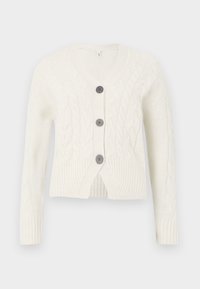 Cárdigan blanco de punto con cuello en V, que presenta un patrón de trenzas, tres botones oscuros y puños y dobladillo acanalados. Longitud corta.