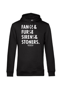 Felpa nera con stampa frontale che presenta "FANGS & FURS & SIRENS & STONERS." e "WEDNESDAY" sottostante. Dotata di cappuccio con cordino e tasca a marsupio.
