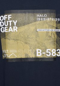 Marineblauwe katoen T-shirt met een grafische print met gele en witte tekst, waaronder "OFF DUTY GEAR" en "HIGH ALTITUDE LOW OPENING."
