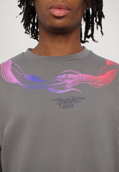 PHOBIA ARCHIVE CIRCLE SNAKE PRINT AND METAL LABEL - T-shirt con stampa - stone wash