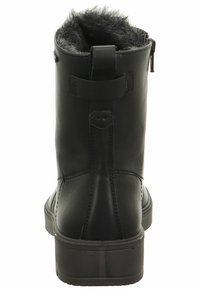 Botas de tobillo de cuero negro con forro de piel sintética, una pestaña en la parte trasera y suela texturizada. Presentan un acabado suave y acentos de costura.