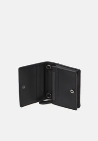 Portafoglio in pelle nera con più scomparti per carte, chiusura a scatto e superficie liscia. Le caratteristiche interne includono un taschino per le monete e un portachiavi.