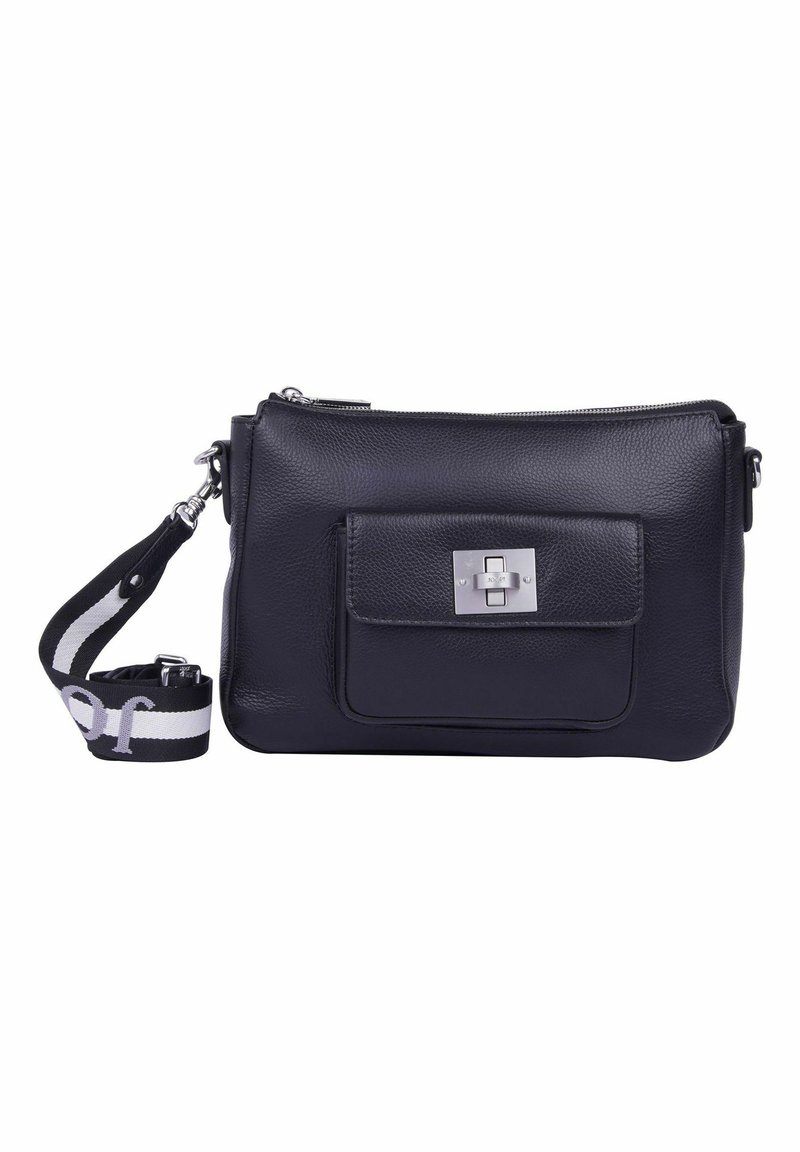 Borsa a tracolla in pelle nera con finitura testurizzata, dotata di una tasca frontale e accessori in metallo silver. Include una tracolla rimovibile a strisce.