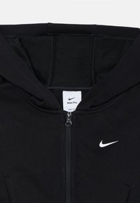 Die schwarze Nike Pro Zip-up-Hoodie verfügt über einen strukturierten Stoff, eine doppellagige Kapuze und ein kontrastierendes weißes Logo auf der linken Brust.