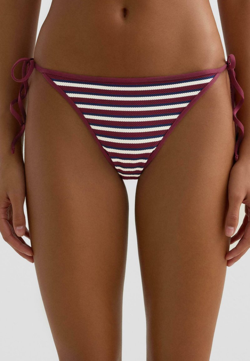 Stribet bikiniunderdel med farverne mørkerød, hvid og blå, med justerbare snore i siderne og en tekstureret stoffinish.