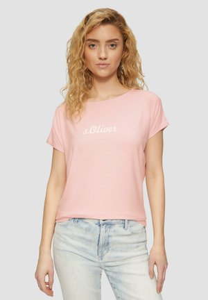 T-shirt rose à manches courtes avec col rond, présentant le texte blanc "s.Oliver". Tissu doux et coupe décontractée avec bords de manches retroussés.