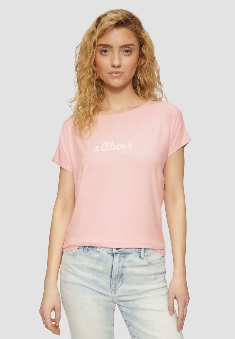 Rosa Kurzarm-T-Shirt mit rundem Halsausschnitt, mit weißem Text "s.Oliver." Weicher Stoff und lockere Passform mit umgeschlagenen Ärmelkanten.