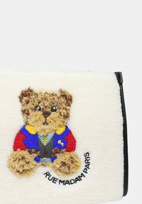 Pochette in finta pelliccia con un orso ricamato testurizzato con giacca blu, rossa e gialla. Bordo nero con il testo "RUE MADAM PARIS".