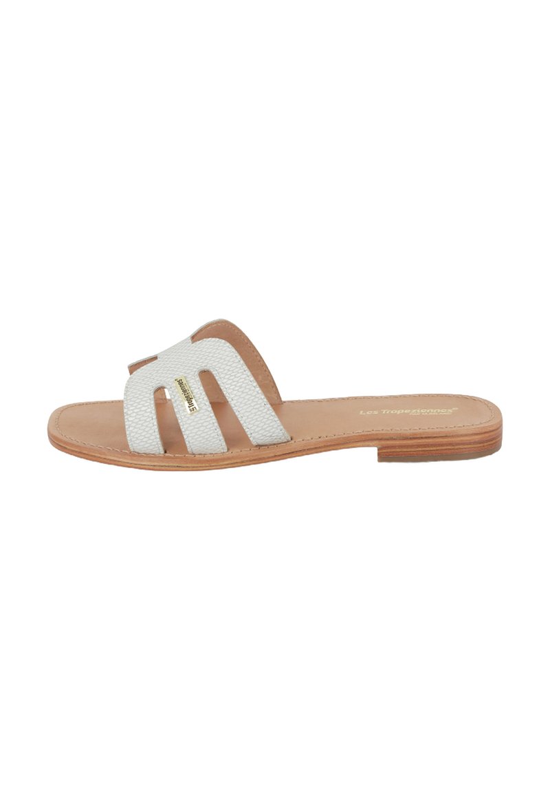 Infradito in pelle bianca con design a striscia testurizzata, che presenta ritagli e un accento dorato, poggiati su una suola in legno naturale.