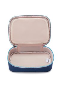Astuccio rettangolare blu navy con zip aperto, che mostra un interno imbottito beige con tasca interna e etichetta del marchio Kipling.