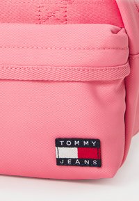 Tommy Jeans ESS DAILY CROSSOVER - Kézitáska - preppy pink