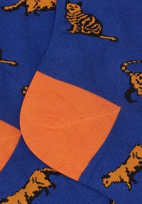 Calzini blu con motivi di gatti neri e arancioni, caratterizzati da tallone e punta arancioni. Tessuto morbido a maglia con una texture liscia.
