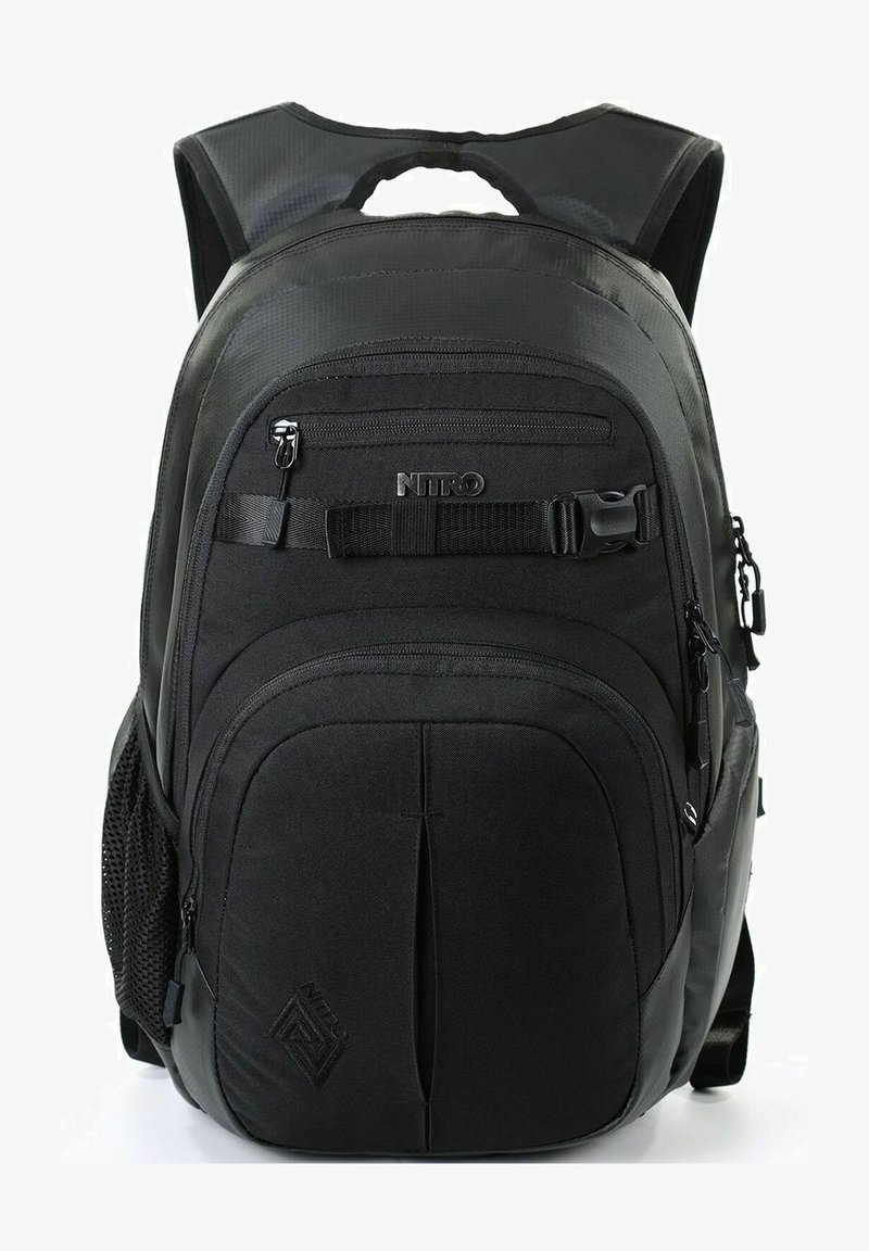 Schwarzer Rucksack mit mehreren Reißverschlusstaschen, einem Netztaschen an der Seite und verstellbaren Trägern. Zudem gepolsterter Rücken und NITRO-Logo.