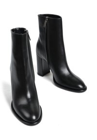 Czarne skórzane botki za kostkę z ostrym noskiem, bocznym zamkiem błyskawicznym i masywnym, wysokim obcasem. Gładka tekstura bez widocznych wzorów czy akcentów.