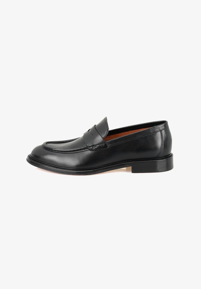 Zwarte leren loafers met een ronde neus, gestikte details en een lage gestapelde hak. Glad textuur met een klassiek ontwerp.