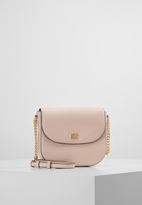 Rosa læder crossover taske med guld kædetræk, rund klap og præget logo på forsiden. Glat tekstur. Kompakt design.