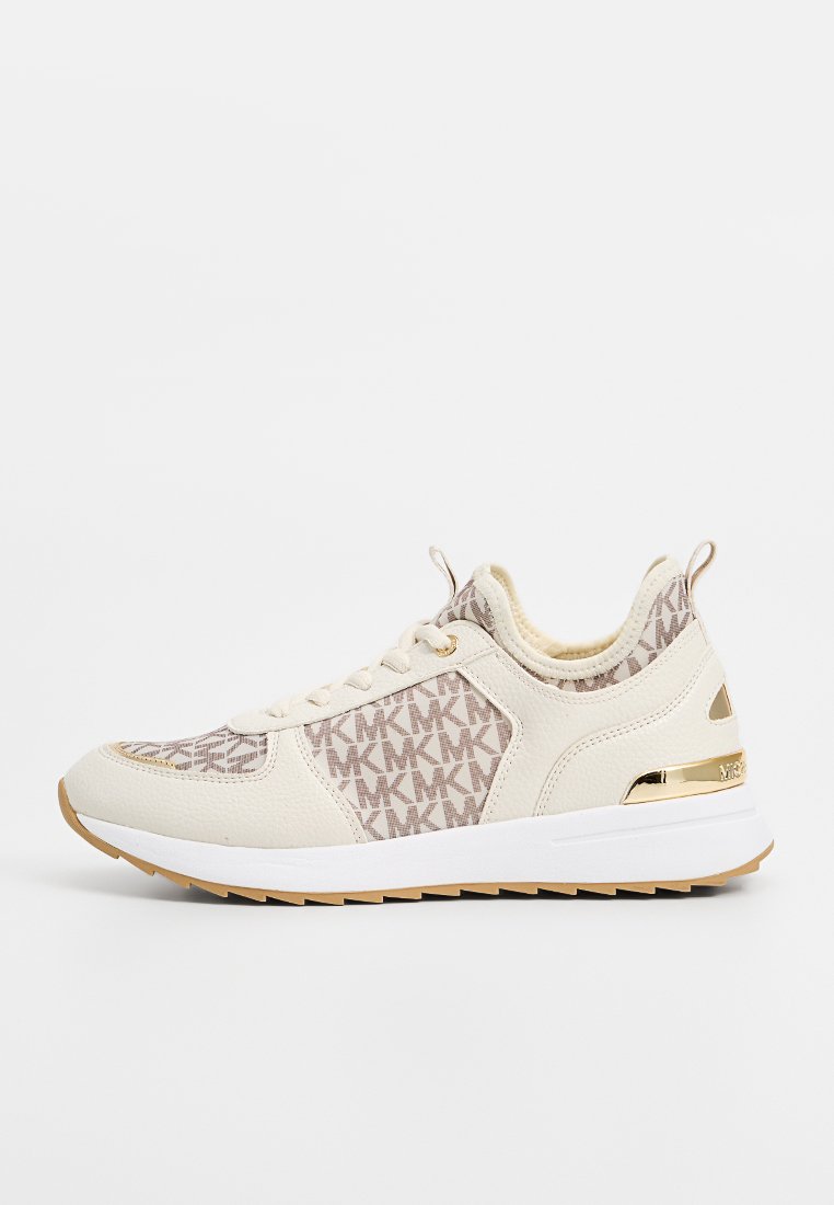 Weißer Sneaker mit strukturierten beigen Akzenten, ausgestattet mit einem geprägten Muster, Schnürverschluss und goldenen Elementen an der Ferse.