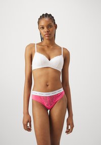 Guess BELLE THONG - String - blazing pink