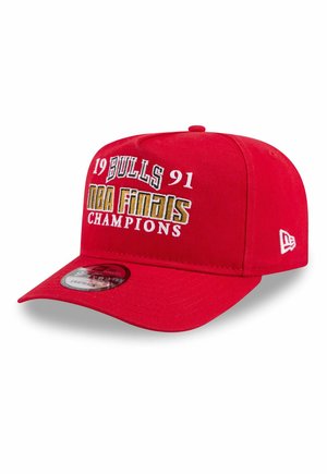 Rote Snapback-Kappe mit gesticktem Text "Bulls 91 NBA Finals Champions" und New Era-Logo an der Seite.