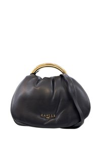 Borsa in pelle nera con un design arricciato, manico in metallo dorato e tracolla rimovibile. Presenta un logo impresso sul fronte.