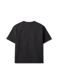 Sort kortærmet T-shirt lavet af bomuld, med rund hals og en firkantet lap på den øverste del af ryggen. Glat tekstur, enkel design.