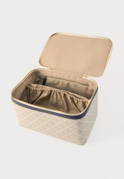 Ορθογώνια τσάντα αποθήκευσης από μπεζ ύφασμα με διαμάντι σχέδιο, χρυστό φερμουάρ και ένθετα από δέρμα σε ναυτικό μπλε. Εσωτερική επένδυση με ελαστικές τσέπες.