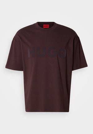 Bordeaux oversized T-shirt met een ronde hals en korte mouwen, voorzien van een donker "HUGO" logo aan de voorkant in een matte afwerking.