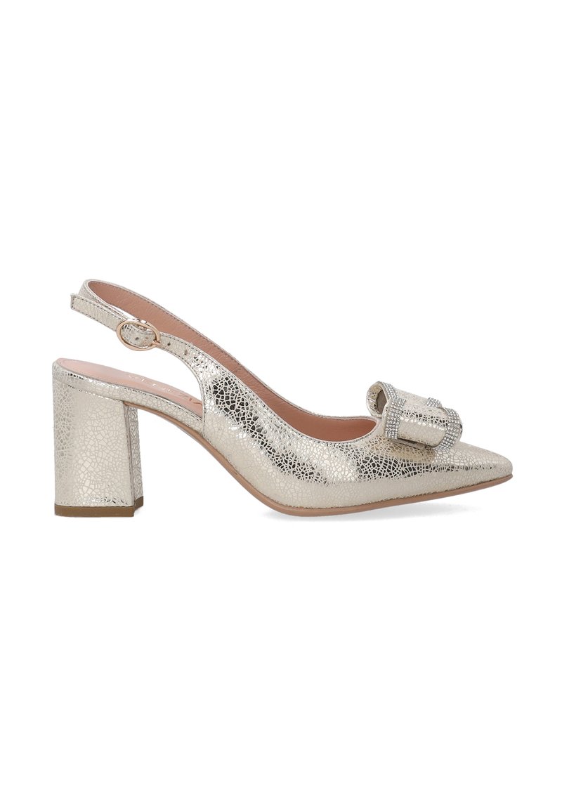 Sandały na obcasie typu slingback w metaliczno-złotym kolorze z teksturowanym wykończeniem, o spiczastym nosku i dekoracyjną kokardą z przodu. Gruby słupkowy obcas.