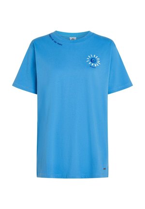 Blaues Baumwoll-T-Shirt mit kurzen Ärmeln, rundem Ausschnitt, kleinem Sonnen- und Wirbelmuster auf der Vorderseite sowie dem Text "Queen of the Wave" darüber.