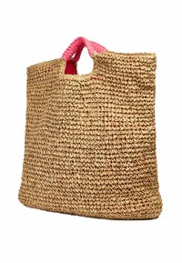 Borsa a tracolla in paglia intrecciata con manico rosa brillante, caratterizzata da una forma rettangolare e apertura superiore. Materiale naturale testurizzato con accenti colorati.