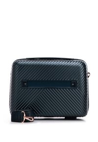 Borsa rettangolare nera con texture e righe diagonali, dotata di una tasca frontale e di una tracolla staccabile con motivo. Accenti in oro rosa.