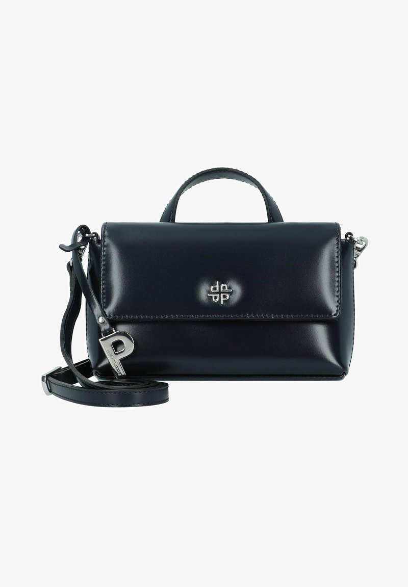 Sac bandoulière en cuir noir avec poignée supérieure, rabat avant, logo argenté et bandoulière amovible ornée d'un bijou métallique en forme de "P".