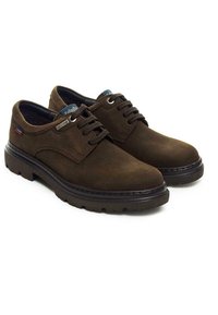 Chaussures en daim marron à lacets avec un bout rond, un col rembourré et une semelle en caoutchouc. Présente un branding subtil et une surface texturée.