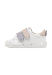 Zapatilla blanca de cuero con acentos texturizados, que cuenta con una correa de Velcro en gris y rosa. Incluye detalles de perforación y una punta redondeada.