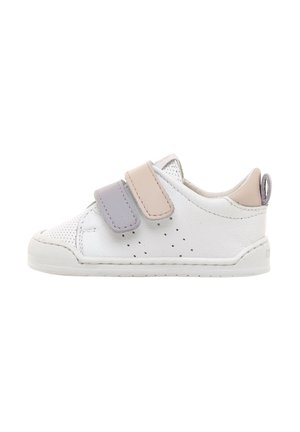 Sneaker en cuir blanc avec des accents texturés, doté d'une sangle Velcro grise et rose. Comprend des détails de perforation et une pointe arrondie.