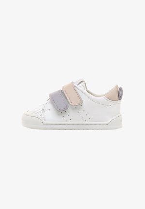 Zapatilla blanca de cuero con acentos texturizados, que cuenta con una correa de Velcro en gris y rosa. Incluye detalles de perforación y una punta redondeada.