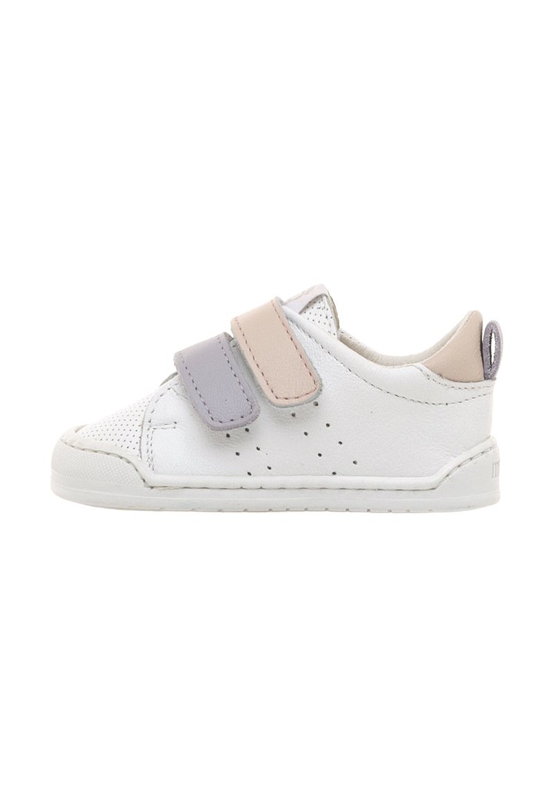 Zapatilla blanca de cuero con acentos texturizados, que cuenta con una correa de Velcro en gris y rosa. Incluye detalles de perforación y una punta redondeada.