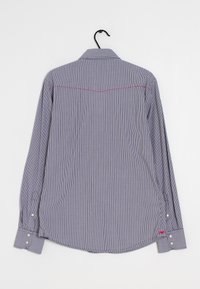 Herrskjorta med knappar i marinblå och vit rutigt mönster. Har klassisk krage, långa ärmar och röd sömnad på ryggpartiet.